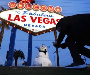 Varias personas crearon un muñeco de nieve junto al emblemático letrero de “Bienvenidos a Las Vegas”. (Foto: AP)