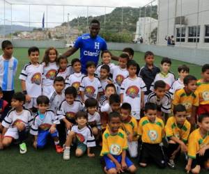 Maynor Figueroa muestras su lado 'humano' con un grupo de niños en Unitec. Foto: Ronal Aceituno.