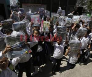 Con sus cuadernos en mano, los 150 niños muestran la alegría y júbilo el tener a sus nuevos amigos que los acompañarán diariamente en sus aulas de clases. Fotos: Johny Magallanes/EL HERALDO