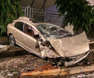 El conductor del vehículo resultó ileso y hasta salió caminando después del aparatoso percance vial.