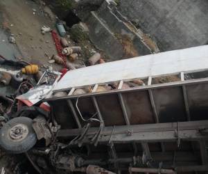 En la escena quedaron dispersos decenas de cilindros de gas y el camión quedó destruido de la parte frontal tras el fuerte golpe.