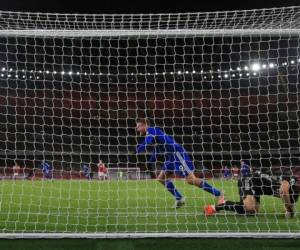 A la hora de juego, el técnico de los 'Foxes' Brendan Rodgers dio entrada a su goleador, y 20 minutos después Vardy respondió dando los tres puntos a su equipo con un remate de cabeza en el primer tiro a puerta del Leicester. Foto: AFP