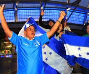 Los aficionados catrachos llegaron desde ayer a BC Place. Foto: Ronal Aceituno.