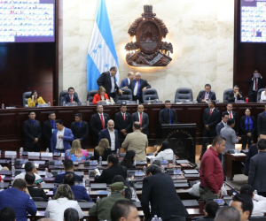 Oposición se mantuvo en sus curules hasta altas horas de la noche en el CN, a fin de evitar que fueran usurpados por diputados suplentes.