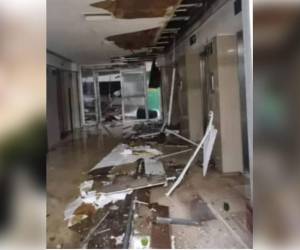 Así lucen algunas salas del hospital de Acapulco tras el impacto de Otis.