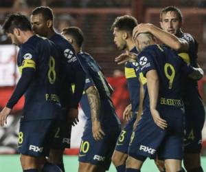 El defensa de Boca Juniors Carlos Izquierdoz celebra con sus compañeros después de anotar un gol contra Argentinos Juniors durante su partido de fútbol de la Primera División de Argentina Superliga en el estadio Diego Armando Maradona, en Buenos Aires.