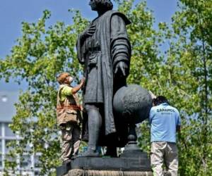 La estatua de Colón, a quien se le atribuye el descubrimiento de América con el patrocinio de la Corona española, fue colocada en una glorieta de la céntrica avenida Paseo de la Reforma en 1877, muy cerca de las ruinas del Templo Mayor, el corazón de la civilización azteca. Foto: AFP