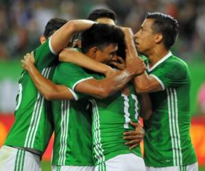 Los jugadores de México celebran el gol ante Ghana en el amistoso previo al inicio de la Copa Oro. (Foto: AFP)