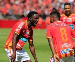 Allan Cruz (8) celebró con Keysher Fuller la anotación que consiguió Herediano en los 90 minutos del duelo. Fotografía: Rafael Pacheco. Foto cortesía La Nación de Costa Rica