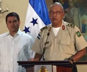 El general Álvarez Urbina mientras se dirigía al pueblo hondureño acompañado del presidente Juan Orlando Hernández.