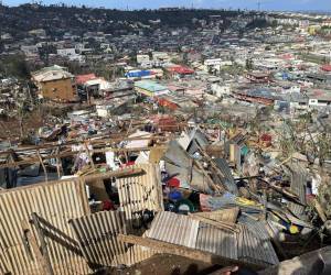 Chido atravesó el suroeste del Océano Índico el viernes y sábado, afectando también las islas cercanas de Comoras y Madagascar. Sin embargo, Mayotte estaba directamente en el camino del ciclón y se llevó la peor parte.