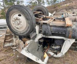 El pesado automotor quedó totalmente destruido por lo que el conductor y un acompañante resultaron gravemente heridos.