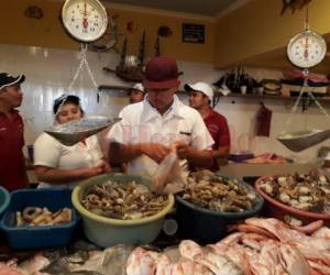 Las personas llegaron a la 'pesas' para comprar los mariscos en el 'mayoreo del estadio'. Foto: El Heraldo.