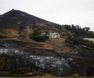 El incendio que asola la ciudad de Malibú, en el este de California (EE.UU.), avanza sin contención avivado por los fuertes vientos, mientras los más de 1.500 efectivos desplazados a la zona trabajan para contener las llamas.