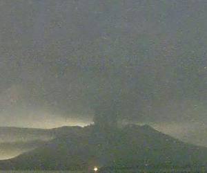 El volcán, que escupe humo y cenizas con frecuencia, es uno de los mayores atractivos turísticos de Japón.