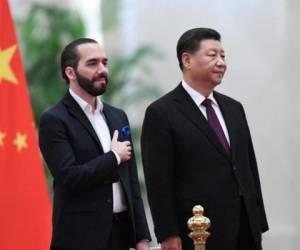 El presidente de China, Xi Jinping, y su homólogo de El Salvador, Nayib Bukele en Pekín. Foto: AP.