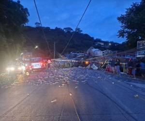 El vehículo de carga pesada impactó contra dos viviendas al no poder cortar una pronunciada curva. El accidente ocurrió en el mismo lugar en que una rastra provocó un incendio en octubre de 2019.