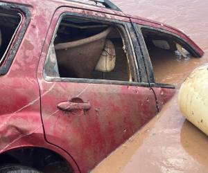 La camioneta Ford roja, con placa HDA 1068, fue encontrada el 27 de agosto sumergida en el río Ulúa. El vehículo presenta múltiples impactos de bala, sugiriendo un ataque armado.