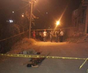 Los cuerpos de la pareja quedaron a un lado de la polvorienta calle en una zona poco iluminada.