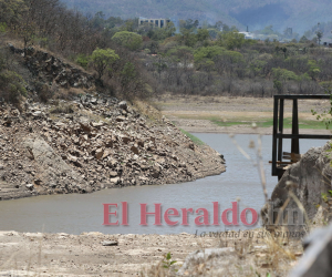 Los bajos niveles de las represas son evidentes, en el embalse de Los Laureles se aprecia poco almacenamiento de agua.