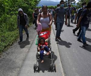 Una migrante hondureña, parte de una caravana que se dirige a los Estados Unidos, es una niña en un tranvía en Entre Ríos, Guatemala, luego de cruzar la frontera de Honduras. Foto: Agencia AFP.