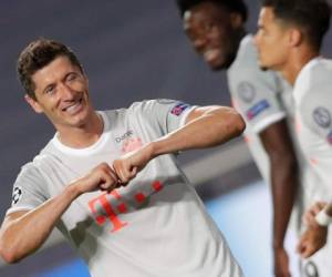 Robert Lewandowski marcó dos goles en esta aplastante victoria sobre el Barcelona. Foto: AFP