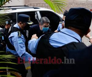 Momento cuando el expresidente Hernández ingresa a la Corte Suprema de Justicia (CSJ).