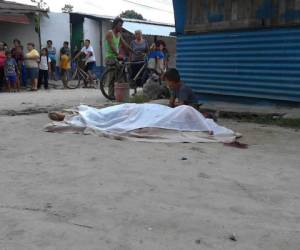 El niño al ver a su papá sin vida tendido en el piso, se arrodillo frente a él y comenzó a llorar desconsoladamente.