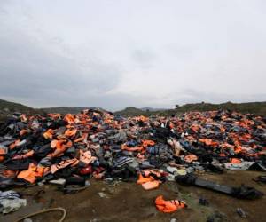 Decenas de miles de refugiados y migrantes tratan de cruzar el Mediterráneo cada año. Miles se ahogan al intentarlo, debido a que viajan atiborrados en embarcaciones inseguras. Fotos: AP.