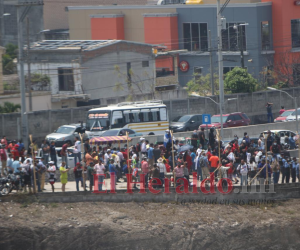 Las personas llegaron hasta la plaza para poder ver la salida del avión que lleva a JOH a Nueva York.