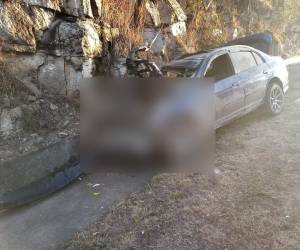 En el lugar del accidente se podía apreciar el automotor con toda la parte frontal doblada y el parabrisas destrozado.