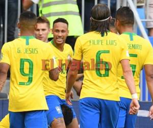 Neymar celebra el primer gol para Brasil contra el equipo mexicano. Foto:AFP