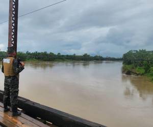 Las autoridades realizaban monitoreo en ríos y quebradas de Puerto Cortés y Omoa, en el departamento de Cortés, pues las fuertes lluvias provocaron un crecimiento en los caudales. Ambos municipios están en alerta amarilla.