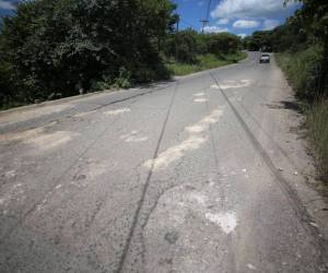 La pavimentada está llena de baches y representa un peligro para los conductores que la transitan.