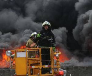 Los bomberos pasaron varias horas intentando sofocar el incendio que extendía rápidamente.