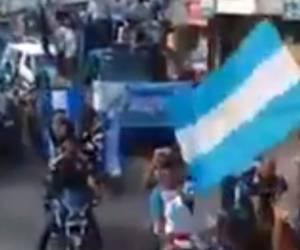 Camiones, carros pick up y muchas banderas con los colores celeste y blanco inundaron las calles de Daca, según el video que subió la cuenta en Twitter @MundoAlbicelest.