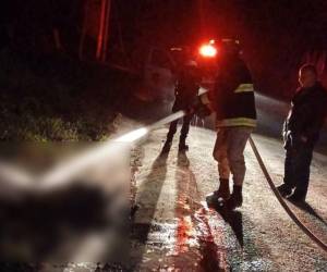 Momento en que los bomberos intentaban apagar las llamas del cuerpo carbonizado.