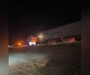 La carretera se cerró por varias horas por el fuerte impacto entre el autobús y el camión.