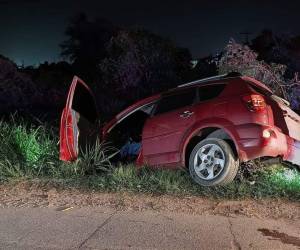 El cuerpo de Mario Renato Matute junto a su hijo quedó tendido al interior de la camioneta en la que se transportaban y a punto de caer a un barranco.