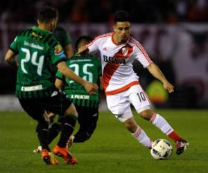 Acción del partido entre River Plate y San Martín jugado ayer en Buenos Aires.