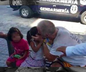 El hombre besa a las niñas con la mayor naturalidad del mundo enfrente de los padres.