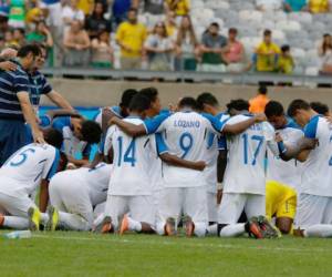 El equipo dirigido por Jorge Luis Pinto, aquí orando tras caer 2-3 contra Nigeria, tuvo en Río de Janeiro sus mejores Olímpicos. La H 23 se ubicó como la cuarta mejor selección del certamen.