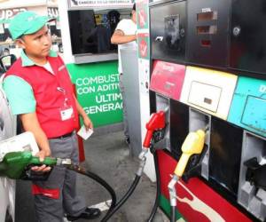 Los precios de los combustibles continuarán observando rebajas en el mercado hondureño.