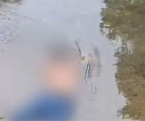 El cadáver del hombre quedó tirado a la orilla del río.