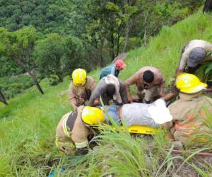 El cuerpo de bomberos se hizo presente para subir al hombre a una camilla y trasladarlo a un centro asistencial.