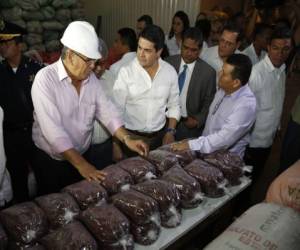 El presidente Juan Orlando Hernández inspeccionó las reservas en el IHMA y aseguró que hay suficiente grano.