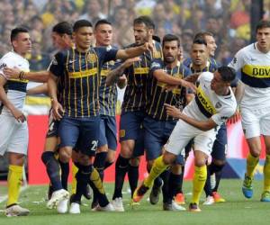 Gutiérrez en pleno zafarrancho en la cancha de Boca. Los jugadores xeneizes mostraron todo su enfado al defender al equipo, antes de los ojos de la barra.