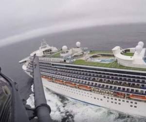 En esta imagen tomada de un video cortesía de la Guardia Nacional de California, un helicóptero del 129no batallón de rescate sobrevuela el crucero Gran Princess frente a las costas de California. Foto: AP.