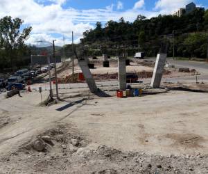 Debajo de los puentes se edificará una rotonda de 80 metros de diámetro, con dos carriles de cuatro metros de ancho cada uno, destinada a mejorar la circulación vehicular en la zona.