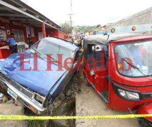 Un fatal accidente de tránsito con saldo mortal se registró la mañana de este miércoles en la colonia Nueva Capital. Un vehículo tipo pickup se llevó de encuentro a varias personas que se encontraban en un punto de transporte público de ese sector. Foto: Alex Pérez/EL HERALDO